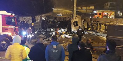Alçı yüklü tır devrildi: 1 ölü