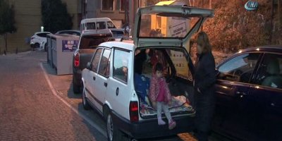 Evleri olmayan aile, arabada yaşıyor