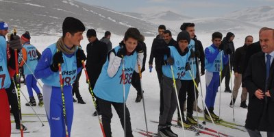 Yüksekova'da 'Kayaklı Koşu' Yarışması