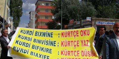 Anadilde eğitim afişine AYM'den onay