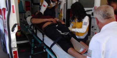 Bahçe duvarını örerken akrep soktu