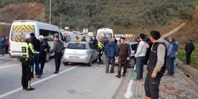 İki araç kafa kafaya çarpıştı: 5 yaralı