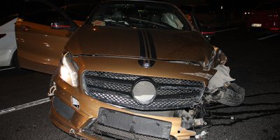 Kaza yaptıkları lüks aracı bırakıp kaçtılar