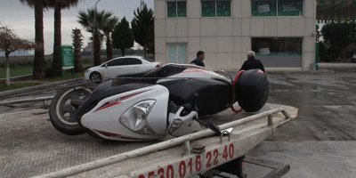 Otomobilin altında kalan motosikletli hayatını kaybetti