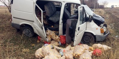 Minibüs tıra arkadan çarptı: 1 ölü