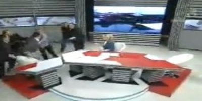 Gürcistanda siyaset programında yumruklar konuştu