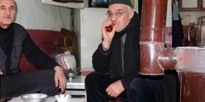 Yarım asırdır aynı kahvede çay demliyor