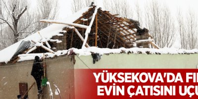 Yüksekova'da fırtına evin çatısını uçurdu