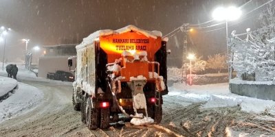 Hakkari’de yol tuzlama çalışması