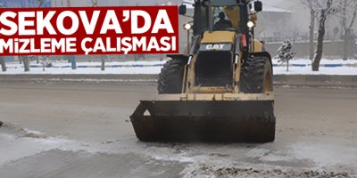 Yüksekova'da kar temizleme çalışması