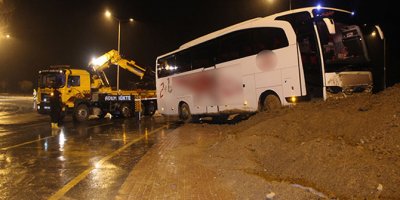 Kontrolden çıkan yolcu otobüsü kavşaktaki toprağa saplandı