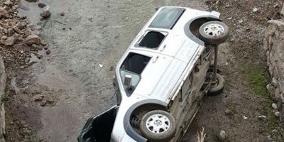 Hafif ticari araç köprüden uçtu: 2 yaralı