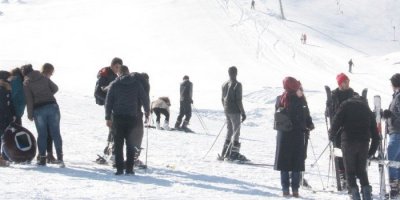 Hakkari'deki kayak merkezi haftasonuları doluyor