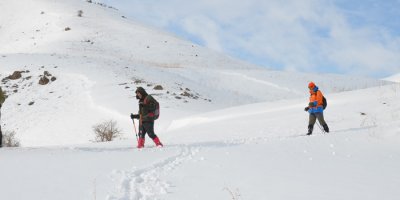 Yüksekova'nın karlı dağlarında doğa yürüyüşü