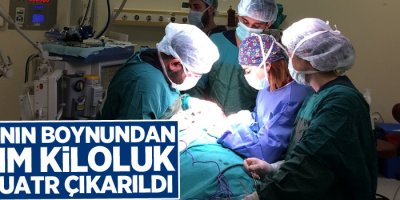 Hastanın boynundan yarım kiloluk dev guatr çıkarıldı