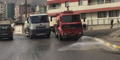 Hakkari caddeleri tazyikli suyla yıkandı