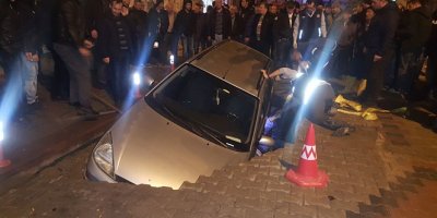Yol çöktü, otomobil içine düştü