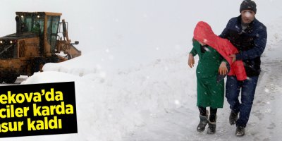 Yüksekova'da öğrenciler karda mahsur kaldı