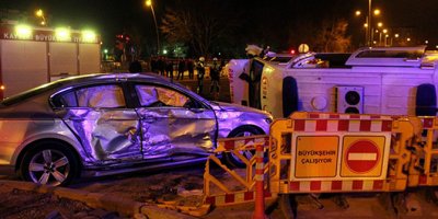 Otomobille çarpışan ambulans devrildi: 5 yaralı