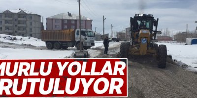 Çamurlu yollar kurutuluyor