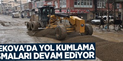 Yüksekova'da Yol Kumlama Çalışmaları Devam Ediyor