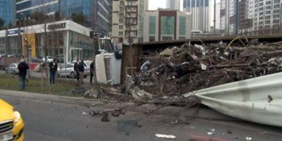 Aşırı yüklü tır devrildi