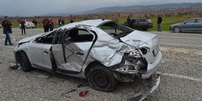 İki otomobil çarpıştı: 1 ölü