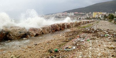 Sahil çöple doldu