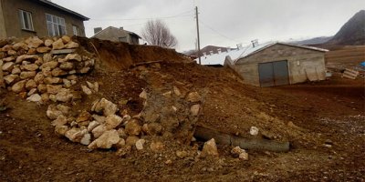Heyelan istinat duvarını yıktı iki hayvan telef oldu