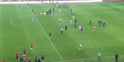 Taraftar bir anda sahaya indi