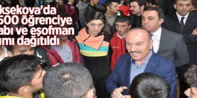 Yüksekova'da 2 bin 500 öğrenciye ayakkabı ve eşofman takımı dağıtıldı