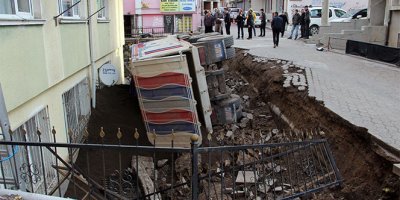 Kum yüklü kamyon apartman bahçesine düştü