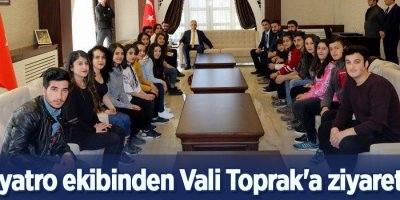 Tiyatro ekibinden Vali Toprak'a ziyaret