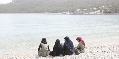 Rus ve İranlı turistler plajlara indi