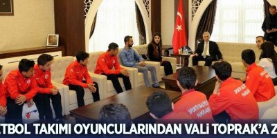 Basketbol takımı oyuncularından Vali Toprak’a ziyaret