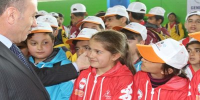 Yüksekova'da 700 Öğrenciye Spor Malzemesi Dağıtıldı