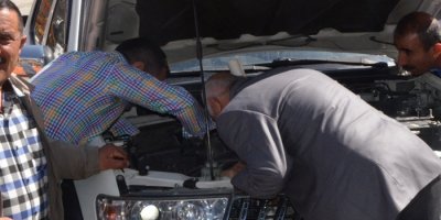 Aracın motoruna giren yavru keçi kurtarıldı