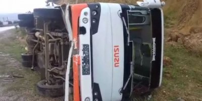 Adana'da öğrenci servisi devrildi!
