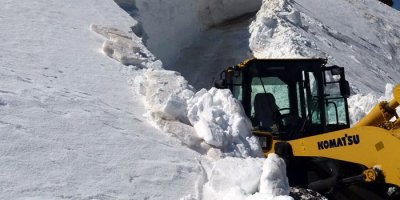 Metrelerce karın kapattığı yolun açılmasına başlandı