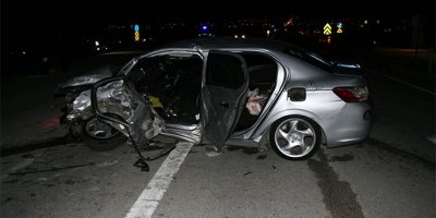 İki otomobil çarpıştı: 1 ölü, 3 yaralı !