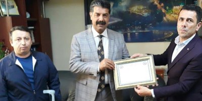 Müdür Özdemir’e teşekkür plaketi