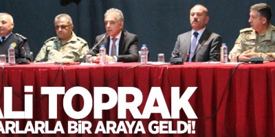 Vali Toprak Muhtarlarla Buluştu