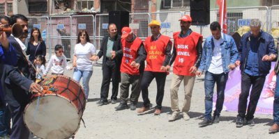 Hakkari’de halaylı ‘1 Mayıs’ kutlaması