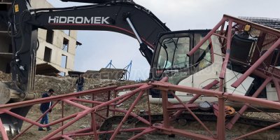 Yüksekova'da kule vinç devrildi