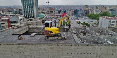 Yıkım yapan vinç yürekleri ağza getirdi