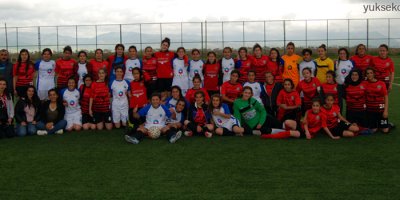 Yüksekova kadın futbol takımı hazırlık maçı yaptı