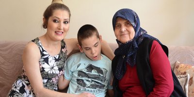 Engelli oğluna 9 yıldır gözü gibi bakıyor