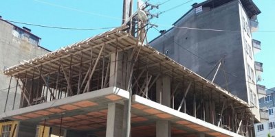 Elektrik direği kaldırılmayınca direği binanın köşesinden geçirdi