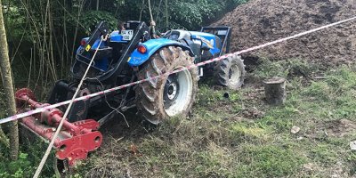 Devrilen traktör altında kalan sürücü hayatını kaybetti