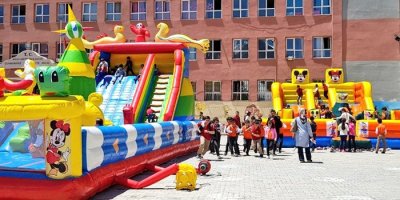 Hakkari’deki okul bahçeleri şenlendi